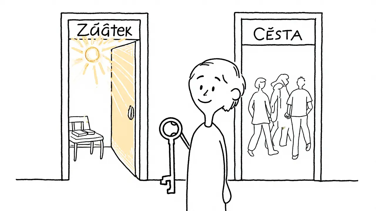 Osoba drží klíč před dvěma dveřmi, symbolizujícími začátek a cestu k zotavení.