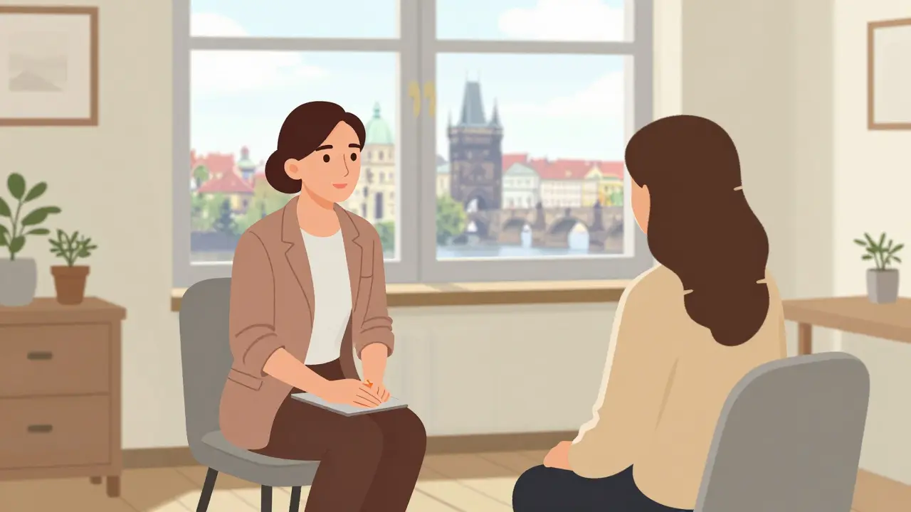 Terapeutka v pražské klinice vede klienta s výhledem na Karlov most.